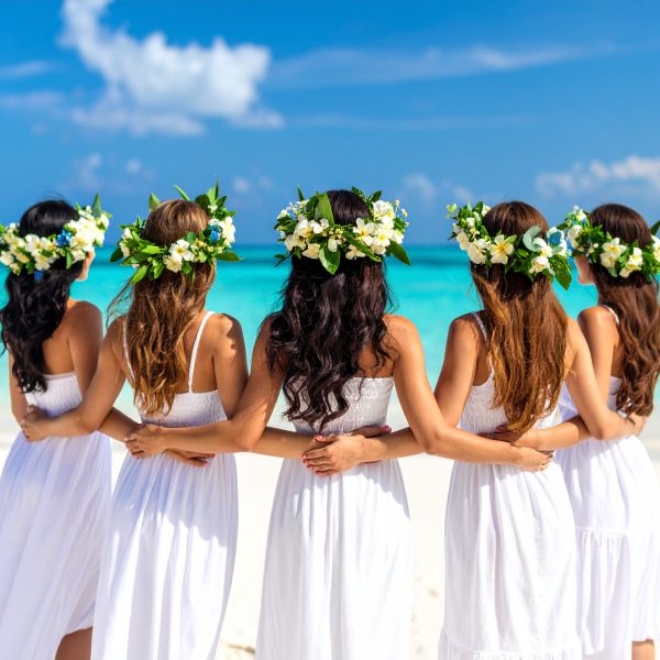 Firefly_krąg kobiet na plaży na malediwach. z kwiatami i wiankami na głowach w białych sukien 128741
